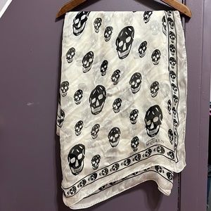 Alexandra McQueen Women's Classic Silk Chiffon Skull Scarf in Ivory/black